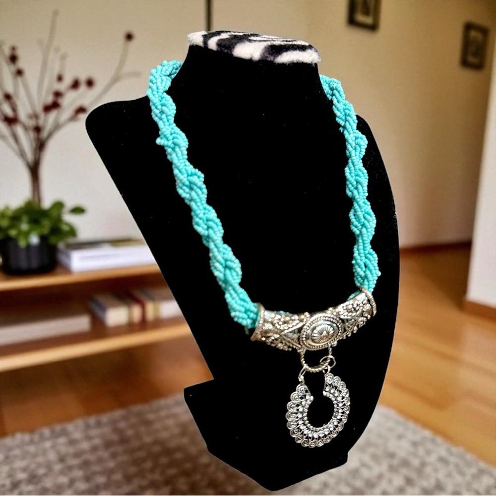 Ladies Silver and Turquoise Necklace